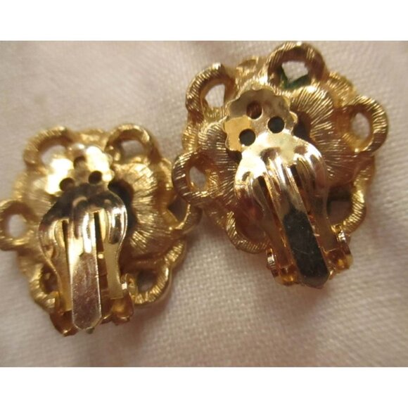 Vintage Gold-Tone Floral Clip-On Earrings With Blue Faceted gems Rhinestone - Picture 5 of 6